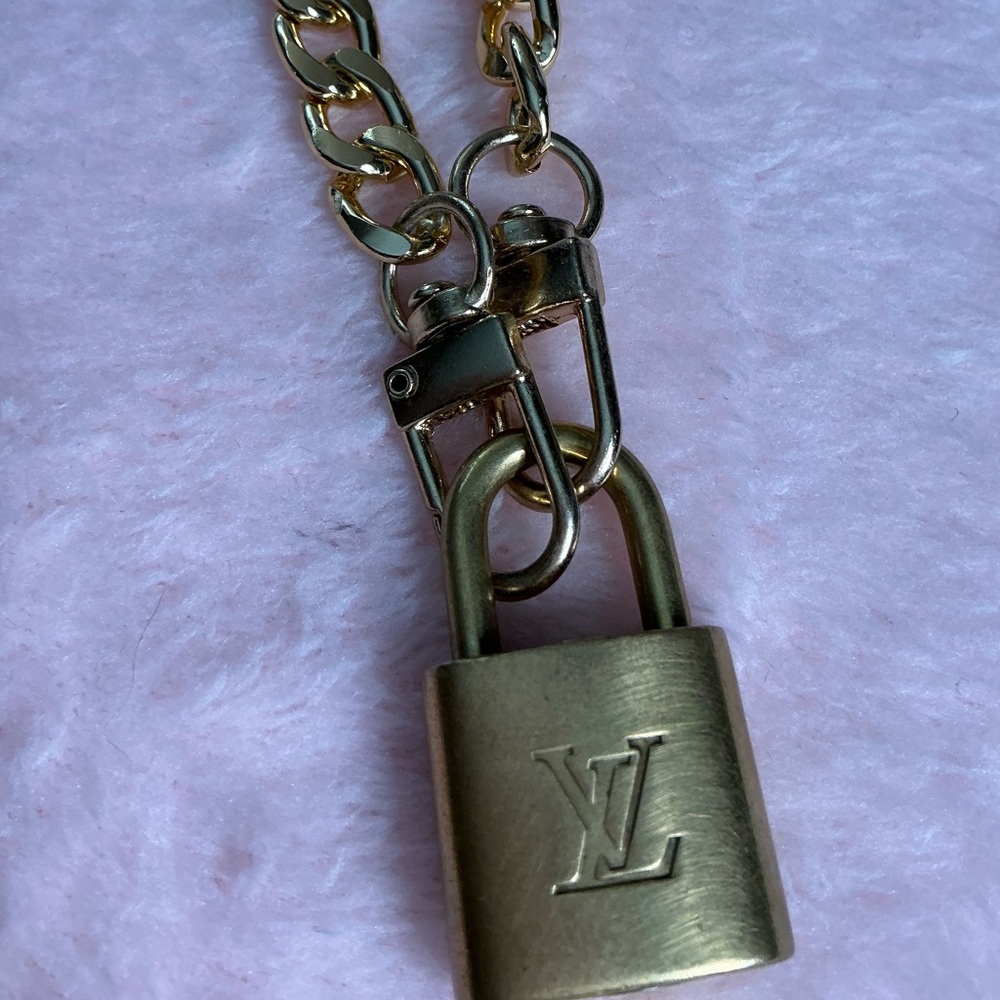 Authentic Louis Vuitton Lock with Unbranded Gold Chain #333 - Picture 2 of 4